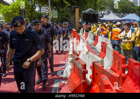 Kuala Lumpur, KUALA LUMPUR, MALAISIE. 19 Nov, 2016. La Police royale de Malaisie montent la garde où la route est bloquée à l'indépendance (Merdeka Square) pendant 5,0 Bersih protestation pour exiger la Malaisie Le Premier ministre Najib Razak à démissionner et pour des élections équitables le 19 novembre 2016 à Kuala Lumpur, Malaisie Crédit : Chris Jung/ZUMA/Alamy Fil Live News Banque D'Images