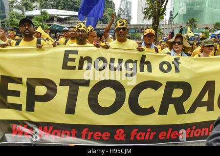 Kuala Lumpur, KUALA LUMPUR, MALAISIE. 19 Nov, 2016. Les manifestants de l'avant-réformateurs nom dans l'affichage des pancartes Bersih lors d'un rassemblement organisé par Bersih 5.0 réclamant la démission du Premier ministre Najib Razak à Kuala Lumpur le 19 novembre 2016 Crédit : Chris Jung/ZUMA/Alamy Fil Live News Banque D'Images