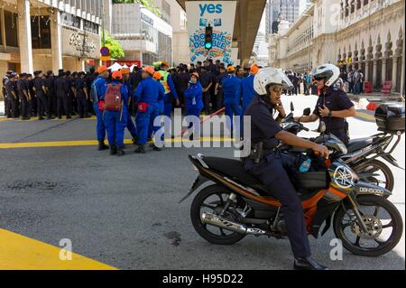 Kuala Lumpur, Malaisie. 19 Nov, 2016. La Police royale de Malaisie à partir de l'unité de la Réserve fédérale (FRU) montent la garde près de l'indépendance (Merdeka Square) le 19 novembre 2016 à Kuala Lumpur, Malaisie Crédit : Chris JUNG/Alamy Live News Banque D'Images