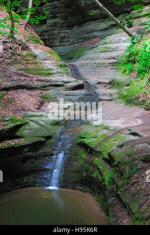 A la sortie du Canyon Français affamés au Rock State Park, un flux de délicatement de l'eau tombe dans un étang d'attente. Banque D'Images