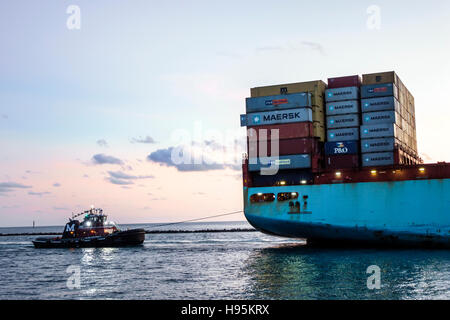 Miami Beach Florida,Maersk Line,cargo container navire,arrivée,Port de Miami,Océan Atlantique,entrée Government Cut,remorqueur,FL161113010 Banque D'Images