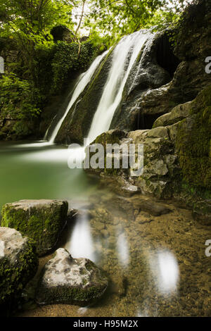 Janet's Foss, un cadre idyllique et préservé, une cascade et un étang, dans un cadre paisible, à l'ombre - forestiers près de Malham,Yorkshire Dales, Angleterre. Banque D'Images