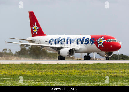 Edelweiss Air Airbus A320-214 [HB-IHX] décoller pour un vol d'essai après l'entretien à Lufthansa Technik Malte. Banque D'Images