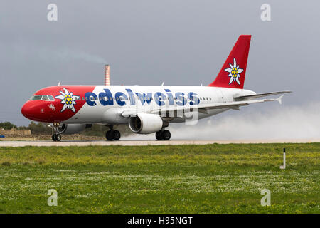 Edelweiss Air Airbus A320-214 [HB-IHX] décoller pour un vol d'essai après l'entretien à Lufthansa Technik Malte. Banque D'Images