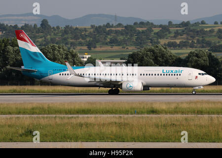 Stuttgart, Allemagne - le 24 juin 2016 : Luxair, Boeing 737-800, à l'atterrissage à l'aéroport de Stuttgart Banque D'Images
