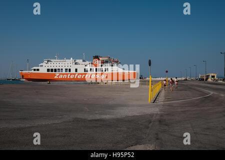 Zante car-ferries à quai au port de la ville de Zante Banque D'Images
