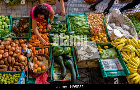 Occupé à échoppe de marché sur le marché des fruits et légumes à Funchal, Madère Banque D'Images