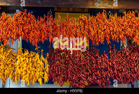 Affichage des piments colorés de raccrocher sur un étal du marché Banque D'Images