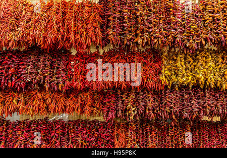 Affichage des piments colorés de raccrocher sur un étal du marché Banque D'Images