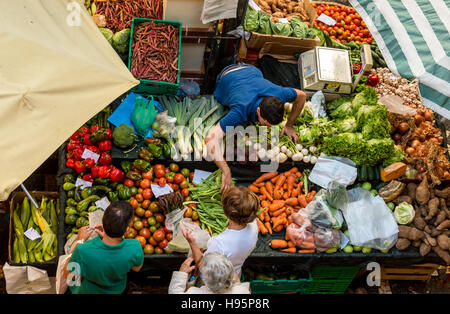 Occupé à échoppe de marché sur le marché des fruits et légumes à Funchal, Madère Banque D'Images