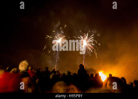 Les gens qui regardent un feu d'artifice sur la cinquième novembre, Bonfire Night Banque D'Images