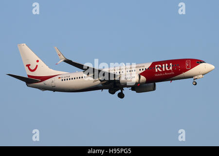 Stuttgart, Allemagne - le 17 mars 2016 : Tuifly, Boeing 737-800 est l'atterrissage à l'aéroport de Stuttgart Banque D'Images