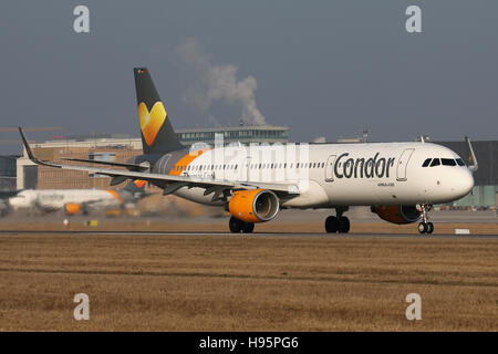 Stuttgart, Allemagne - le 17 mars 2016 : Condor, l'Airbus A321 à l'aéroport de Stuttgart Banque D'Images