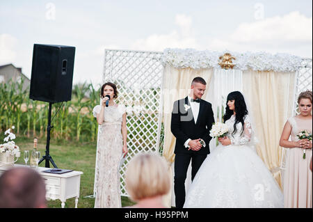 Cérémonie de mariage incroyable avec maître de cérémonie, mariage couple et meilleur mans avec demoiselles. Banque D'Images