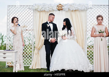 Cérémonie de mariage incroyable avec maître de cérémonie, mariage couple et meilleur mans avec demoiselles. Banque D'Images