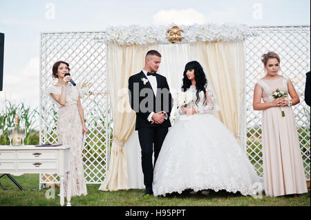 Cérémonie de mariage incroyable avec maître de cérémonie, mariage couple et meilleur mans avec demoiselles. Banque D'Images