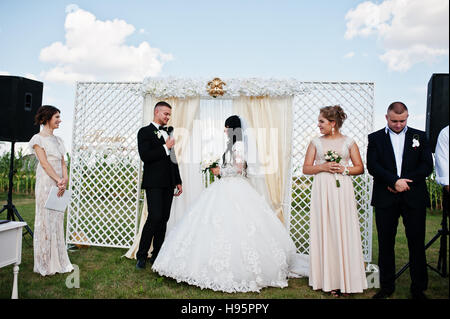 Cérémonie de mariage incroyable avec maître de cérémonie, mariage couple et meilleur mans avec demoiselles. Banque D'Images