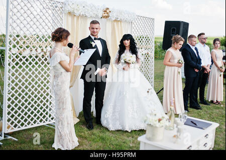 Cérémonie de mariage incroyable avec maître de cérémonie, mariage couple et meilleur mans avec demoiselles. Banque D'Images