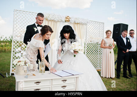 Cérémonie de mariage incroyable avec maître de cérémonie, mariage couple et meilleur mans avec demoiselles. Banque D'Images