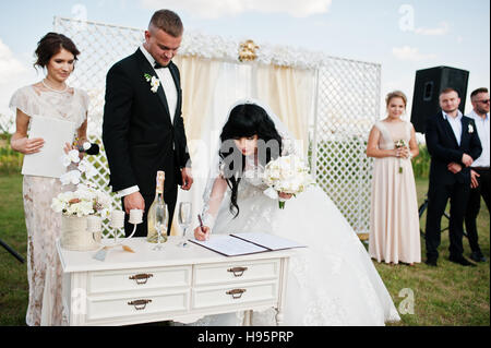 Cérémonie de mariage incroyable avec maître de cérémonie, mariage couple et meilleur mans avec demoiselles. Banque D'Images