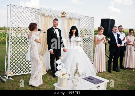 Cérémonie de mariage incroyable avec maître de cérémonie, mariage couple et meilleur mans avec demoiselles. Banque D'Images