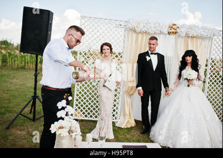 Cérémonie de mariage incroyable avec maître de cérémonie, mariage couple et meilleur mans avec demoiselles. Banque D'Images