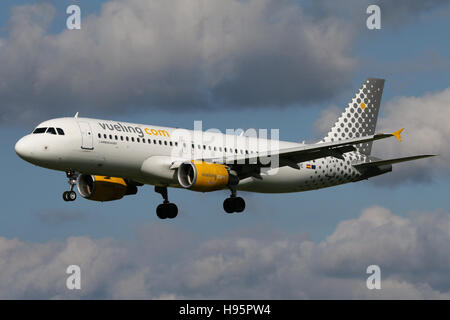 Zurich, Suisse - le 29 juillet 2016 : Vueling, Airbus A320 est à l'atterrissage à l'aéroport de Zurich Banque D'Images