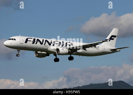 Zurich, Suisse - le 29 juillet 2016, Finnair : Airbus A321 est à l'atterrissage à l'aéroport de Zurich Banque D'Images