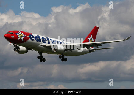 Zurich, Suisse - le 29 juillet 2016 : l'Edelweiss , Airbus A330 est à l'atterrissage à l'aéroport de Zurich Banque D'Images