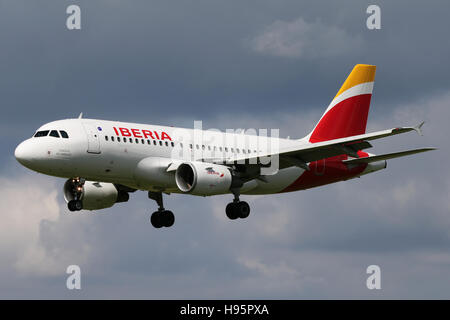 Zurich, Suisse - le 29 juillet 2016 : Iberia et Airbus A319 est à l'atterrissage à l'aéroport de Zurich Banque D'Images