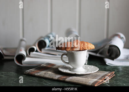Café croissant des magazines Banque D'Images