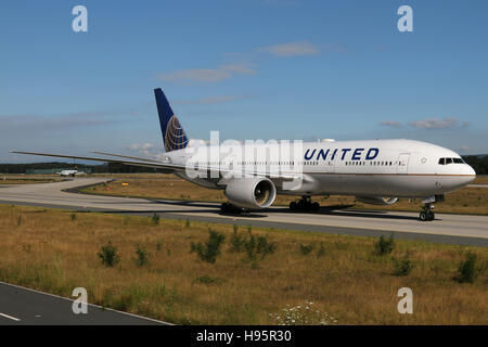 Francfort, Allemagne - le 18 juillet 2016 : United, Boeing 777 à l'aéroport de Francfort Banque D'Images