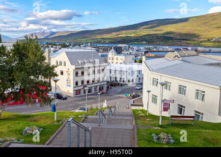 Vue de touristes, les piétons et les bâtiments dans la ville d'Akureyri, Islande. Banque D'Images