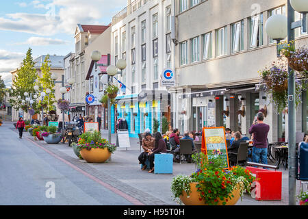 Vue de touristes et les piétons sur la rue Hafnarstraeti dans la ville d'Akureyri, Islande. Banque D'Images