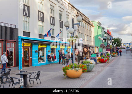 Vue de touristes et les piétons sur la rue Hafnarstraeti dans la ville d'Akureyri, Islande. Banque D'Images