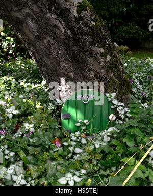 Porte chambre fée arbre décoration de jardin Décorez l'extérieur amusant nain miniature fantasy faire croire fairies accueil Floral RM Banque D'Images