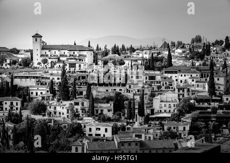 Village blanc sur le dessus de la colline à Grenade, Andalousie, espagne. Banque D'Images