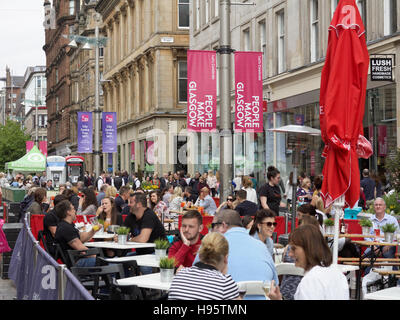 Scène de rue repas à l'extérieur de Glasgow lors d'une journée ensoleillée, Buchanan Street, Glasgow, Scotland, UK Banque D'Images