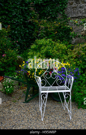 Banquette Fer Métal blanc coin fleurs jardin jardinage floraison affiche Floral RM Banque D'Images