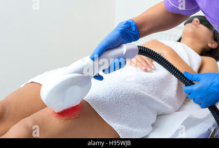 Woman getting traitement laser dans un salon de beauté, Close up Banque D'Images