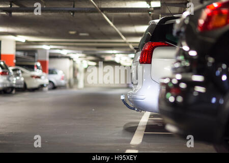 Parking/garage souterrain (shallow DOF ; couleur tonique libre) Banque D'Images