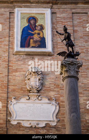 La statue de St Crescentinus en face de la peinture avec Marie et l'enfant Jésus et le blason du Pape Clément XI. Urbino, Marches, Italie Banque D'Images