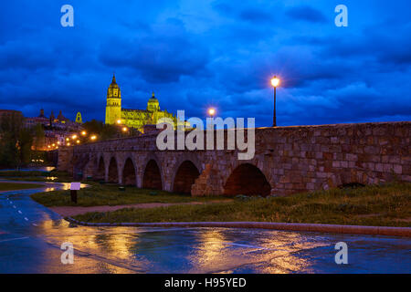 Salamanque skyline sunset et pont romain sur la rivière Tormes en Espagne Banque D'Images