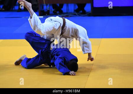 Deux garçons kimono judoka dans la concurrence sur le tatami Banque D'Images