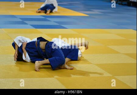 Deux garçons kimono judoka dans la concurrence sur le tatami Banque D'Images