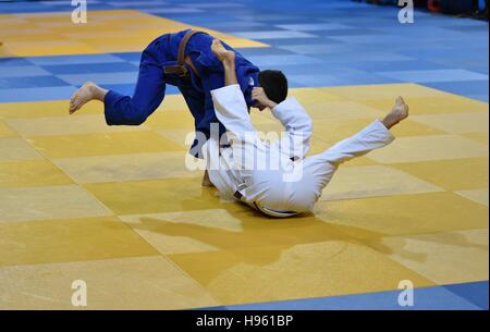 Deux garçons kimono judoka dans la concurrence sur le tatami Banque D'Images