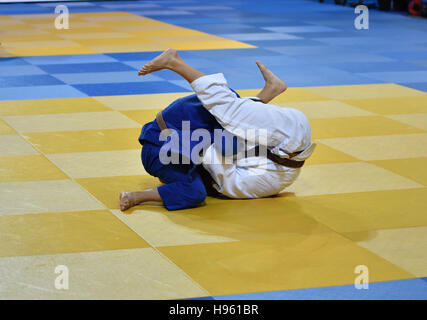 Deux garçons kimono judoka dans la concurrence sur le tatami Banque D'Images