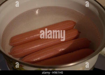 Saucisses cuites dans le pot d'eau Banque D'Images