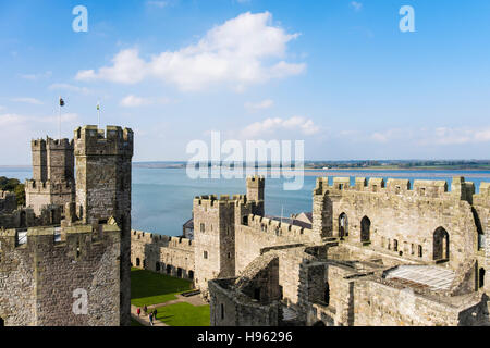 Vue de Détroit de Menai sur la côte nord du Pays de Galles de l'intérieur des murs du château de Caernarfon. , Caernarfon Gwynedd, au nord du Pays de Galles, Royaume-Uni, Angleterre Banque D'Images