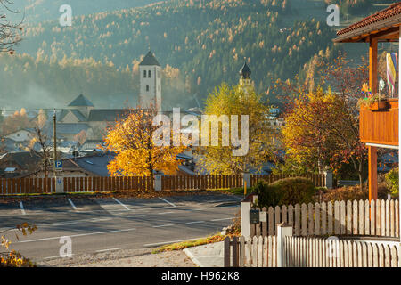 Matin d'automne brumeux à San Candido (Innichen), le Tyrol du Sud, Italie. Dolomites. Banque D'Images